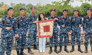 (Từ trái qua) Các bạn trẻ Hà Chu, Minh Ti và Ngọc Hiền cùng thực hiện sản phẩm “Nối vòng tay lớn” nhân dịp kỷ niệm 80 năm Cách mạng Tháng Tám thành công và Quốc khánh 2/9