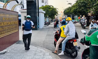 Sinh viên nháo nhác vì bãi xe bất ngờ đóng cửa, trường đại học chuyển hướng học online