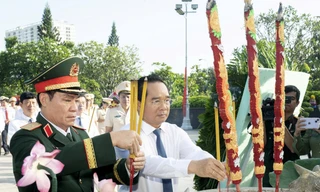 Lãnh đạo TPHCM dâng hương các Anh hùng liệt sĩ 