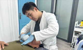 Nhóm bác sĩ dỏm biến nước cất thành ‘thuốc đặc trị’ để tiêm truyền cho khách hàng, lừa hơn 17 tỉ đồng 