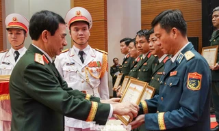 Bộ Quốc phòng tôn vinh người lính diễu binh, diễu hành