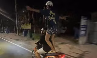 Đứng trên yên xe 'diễn xiếc' để quay TikTok, hai nam sinh bị xử phạt
