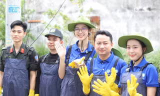 Hoa hậu Bảo Ngọc, Kiều Duy cùng bạn trẻ dọn kênh rác, trồng cây tái tạo mảng xanh thành phố