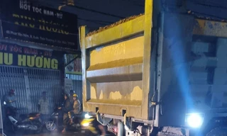 Nam sinh viên tử vong, bị xe ben kéo lê hơn một km