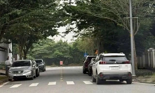 Bị dân chụp ảnh gửi Cục CSGT, nữ tài xế đỗ xe sai quy định lĩnh phạt nóng