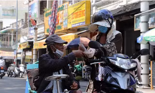 Xổ số kiến thiết đừng 'quên' kiến thiết đời sống người bán vé số dạo