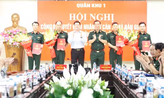 Công bố các quyết định của Bộ trưởng Bộ Quốc phòng về công tác cán bộ tỉnh Bắc Ninh. Ảnh: Nguyễn Thắng