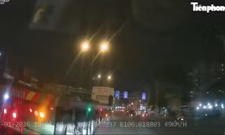 [Clip] Xe đầu kéo lạng lách, ép ô tô con trên đường gây bức xúc ở TPHCM
