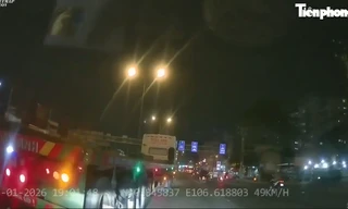 [Clip] Xe đầu kéo lạng lách, ép ô tô con trên đường gây bức xúc ở TPHCM