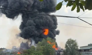 Xưởng nhựa trong khu dân cư bất ngờ bốc cháy dữ dội ở TPHCM