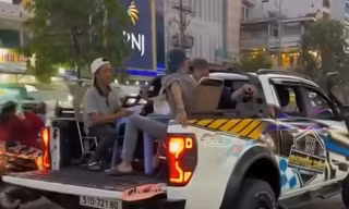 Tước bằng lái tài xế chở nhóm người ăn uống trên thùng xe bán tải gây xôn xao TPHCM 