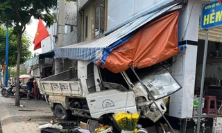 [Clip] Chạy ngược chiều, ô tô tải lao lên vỉa hè húc văng sạp trái cây 