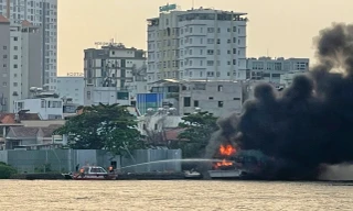 Cháy du thuyền trên sông Sài Gòn, khói đen bốc cao hàng chục mét