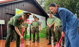 Công an TPHCM hưởng ứng 'Tết trồng cây'