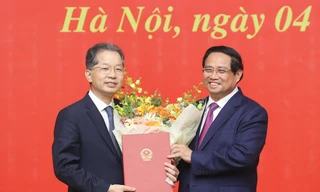 Thủ tướng trao quyết định tiếp nhận, điều động, bổ nhiệm 8 lãnh đạo các bộ, cơ quan