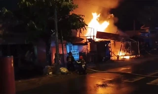 TPHCM: Cháy lớn tại chợ Xuân Thới Sơn, nhiều ki-ốt bị thiêu rụi