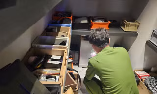 Choáng với khối tài sản khổng lồ của Ngân 98 cất giữ trong két sắt 