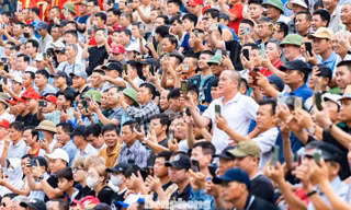 Hàng vạn người đổ về Đồ Sơn xem chọi trâu