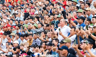 Hàng vạn người đổ về Đồ Sơn xem chọi trâu