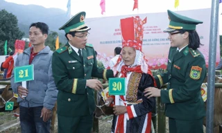 Bộ Tư lệnh Bộ đội Biên phòng tiếp sức học sinh và hộ nghèo trên biên giới 