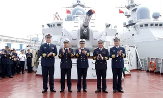 Chỉ huy biên đội tàu Hải quân Việt Nam và Trung Quốc gặp gỡ tại cảng Phòng Thành