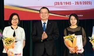 Báo Tiền Phong cùng các cơ quan báo chí nhận Bằng khen Bộ trưởng Bộ Tài chính. 