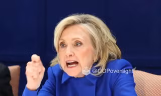 Ông Bill Clinton run tay, bà Hillary đập bàn nổi giận tại buổi điều trần