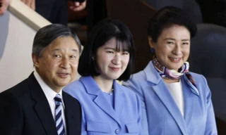 Công chúa Nhật Bản đi xem bóng chày