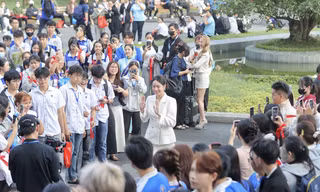 Hàng nghìn người xếp kín sân trường tham gia Chủ Nhật Đỏ