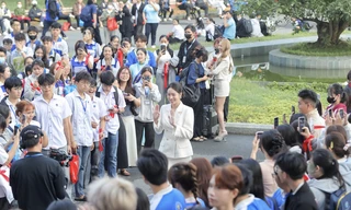 Hàng nghìn người xếp kín sân trường tham gia Chủ Nhật Đỏ