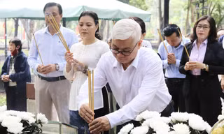 Lãnh đạo TPHCM dâng hương Anh hùng liệt sĩ, thăm cựu tù chính trị ở Côn Đảo