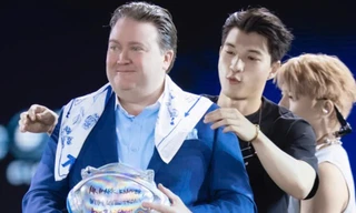 26 anh trai làm nóng Las Vegas, Đại sứ Mỹ đến dự tổng duyệt