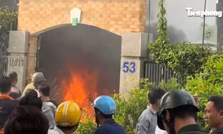 Cháy dữ dội ở TPHCM, hàng loạt xe máy trơ khung