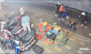 [CLIP] Nhóm người mang hung khí truy đuổi, đập phá xe máy giữa trung tâm TPHCM