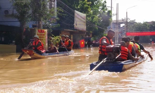 Bộ đội Sư đoàn 3 không quản hiểm nguy giúp dân trong mưa lũ