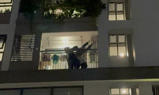 Cảnh sát giải cứu người đàn ông muốn nhảy lầu ngày cuối năm