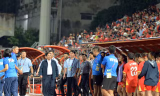 Thủ tướng Phạm Minh Chính xuống sân động viên tuyển nữ Việt Nam