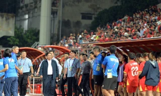 Thủ tướng Phạm Minh Chính xuống sân động viên tuyển nữ Việt Nam