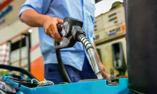 Xem xét sử dụng ngân sách hỗ trợ Quỹ Bình ổn giá xăng dầu