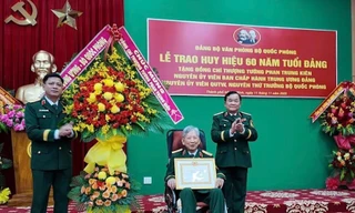 Thượng tướng Phan Trung Kiên đón nhận Huy hiệu 60 năm tuổi Đảng