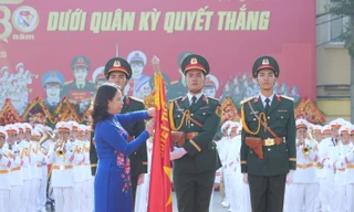 Phó Chủ tịch nước trao Huân chương tặng Đoàn Nghi lễ Quân đội