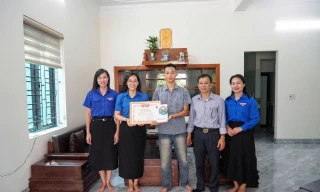 Hải Phòng tặng bằng khen thanh niên dũng cảm cứu cháu bé trước mũi tàu hỏa