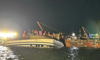 Vụ lật tàu ở Vịnh Hạ Long: Xác định 24 khách nam, 24 khách nữ, nhiều thanh niên, trẻ em