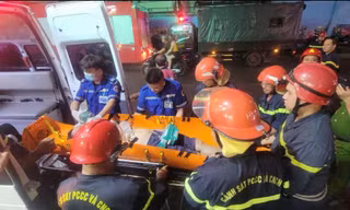 Cảnh sát giải cứu cụ ông hôn mê, kẹt trong nhà có cầu thang xoắn ốc