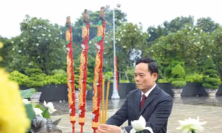Bí thư Thành ủy TPHCM dâng hương tưởng niệm Anh hùng liệt sĩ