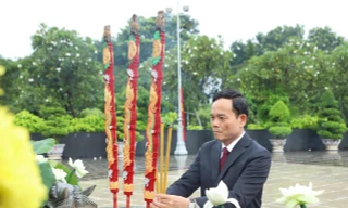 Bí thư Thành ủy TPHCM dâng hương tưởng niệm Anh hùng liệt sĩ