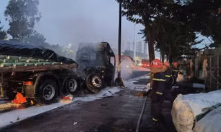 Xe đầu kéo cháy dữ dội trên đường, tài xế thoát nạn