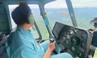 Quân đội tiếp tục chuyển hàng cứu trợ tới vùng lũ Nghệ An bằng trực thăng
