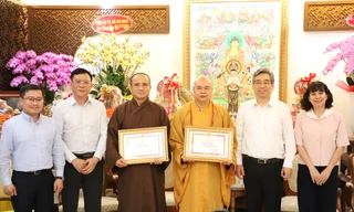 Thượng tọa Thích Thanh Phong và Thượng toạ Thích Tâm Hải nhận Bằng khen của Chủ tịch TPHCM