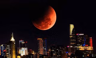 Khoảnh khắc ‘trăng máu’ đỏ rực bầu trời TPHCM